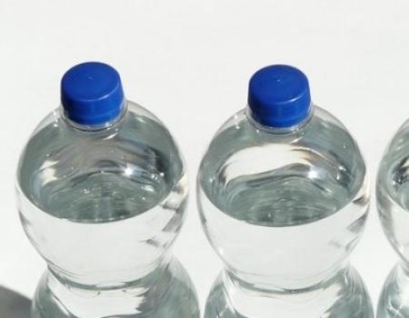 E’ reato vendere acqua in bottiglie di plastica esposte al sole